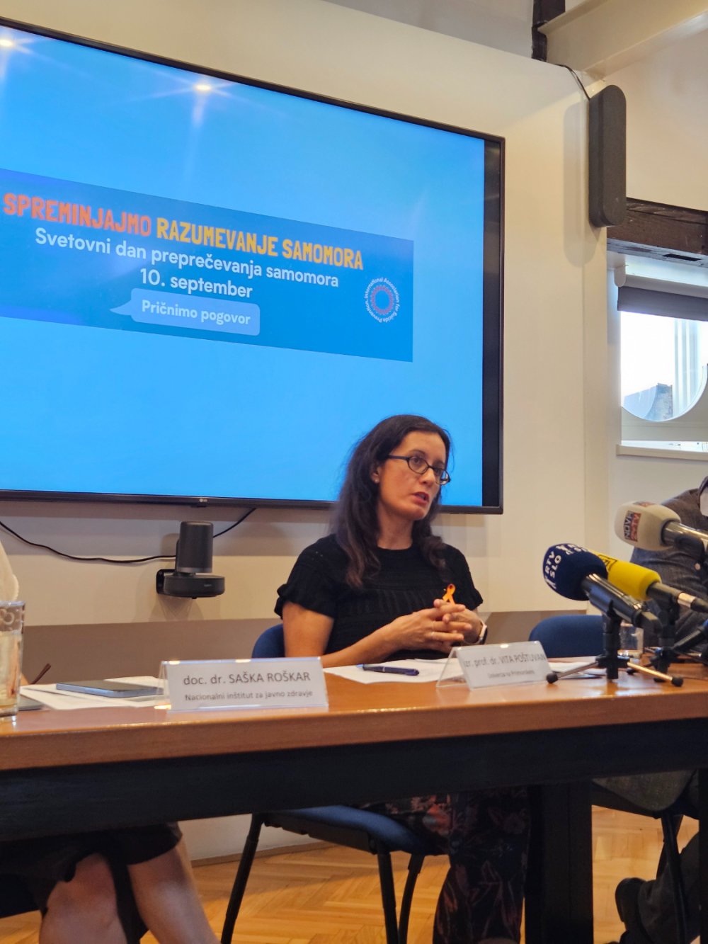UP IAM SCRS na novinarski konferenci NIJZ z vabili k akcijam ob svetovnem dnevu preprečevanja samomora